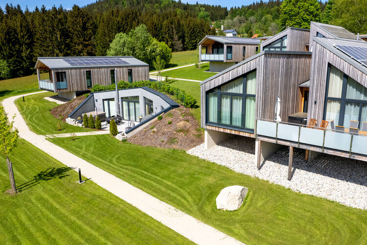 Ein Bild der modernen Chalets im Bayerischen Wald.