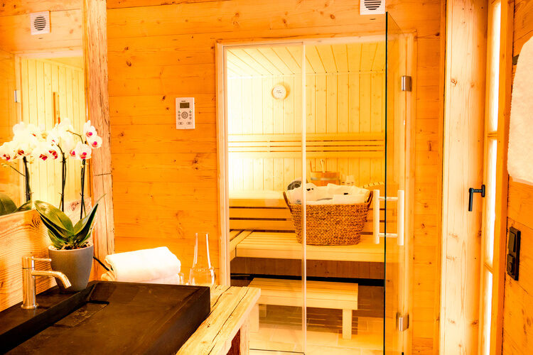 Ein stilvolles Badezimmer mit einem modernen Waschbecken im Chalet Das Wistlberg.