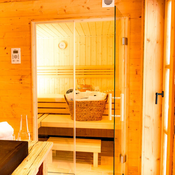 Ein stilvolles Badezimmer mit einem modernen Waschbecken im Chalet Das Wistlberg.