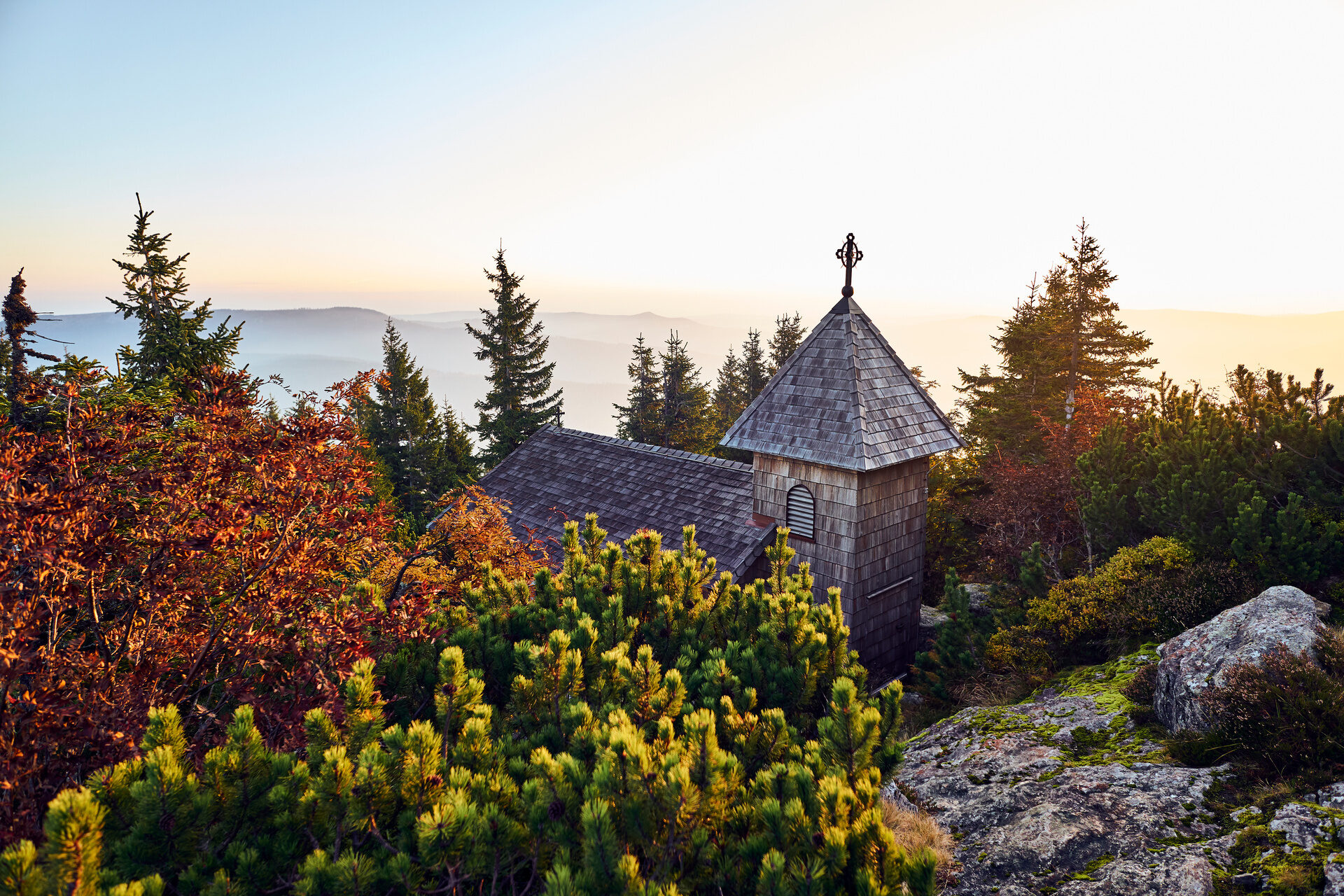 Ein atemberaubender Blick über die Berggipfel bei Sonnenuntergang im Bayerischen Wald