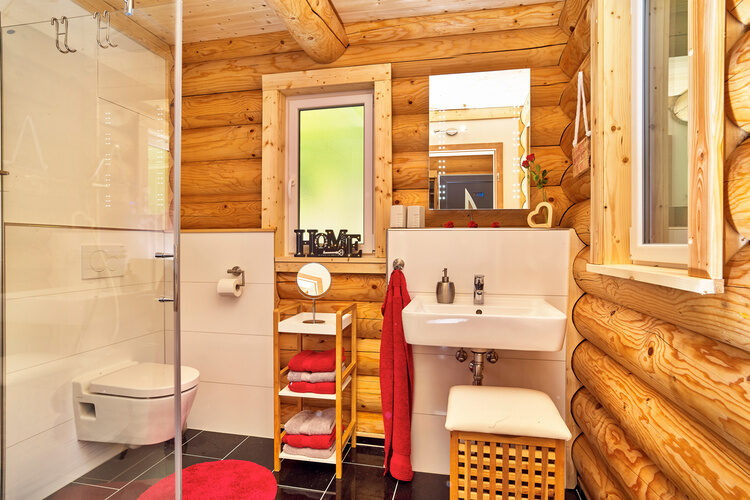 Ein elegantes Badezimmer mit Toilette und Dusche im Chalet Blumental.