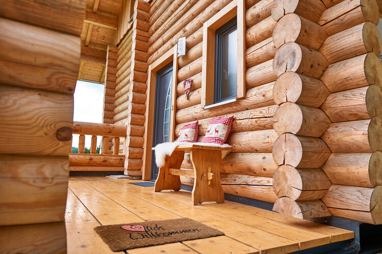 Ein Holzhaus mit Holzverkleidung und -boden bildet das Herzstück des Chalet Blumental.