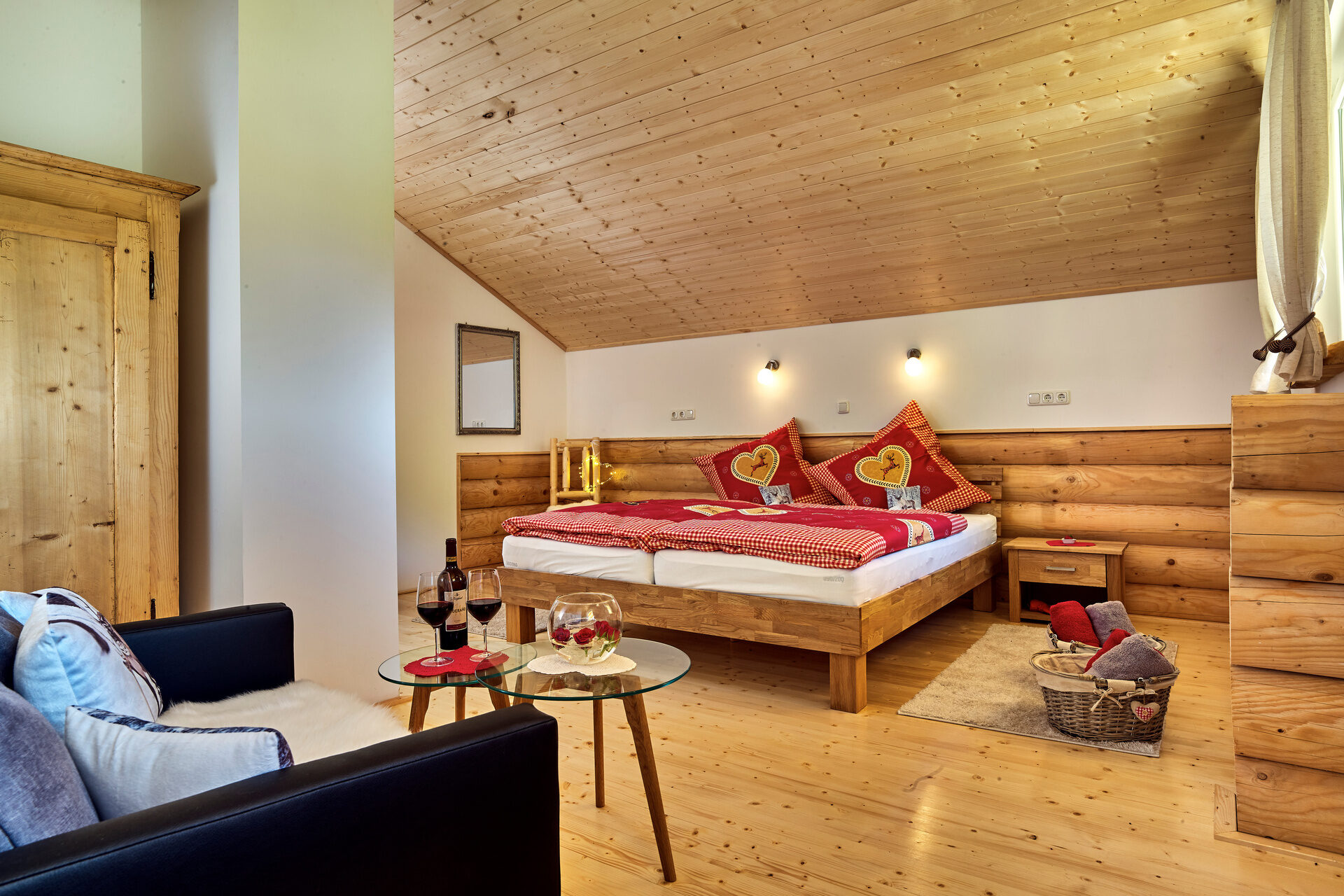 Ein gemütliches Schlafzimmer im Chalet Blumental mit einem gepolsterten Sofa und einem eleganten Bett.