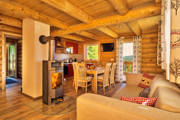 Ein stilvoll eingerichtetes Wohnzimmer im Chalet Blumental.