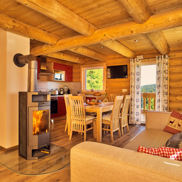 Ein stilvoll eingerichtetes Wohnzimmer im Chalet Blumental.