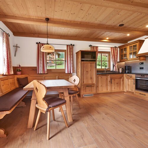 Eine gemütliche Küche mit Essbereich im Chalet Wenighof.