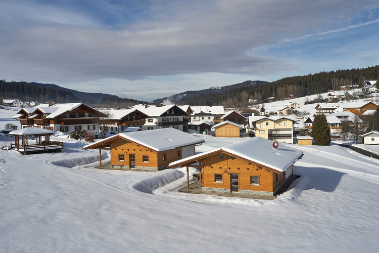 Ein winterliches Chalet mit Schnee bedeckte Hütten.