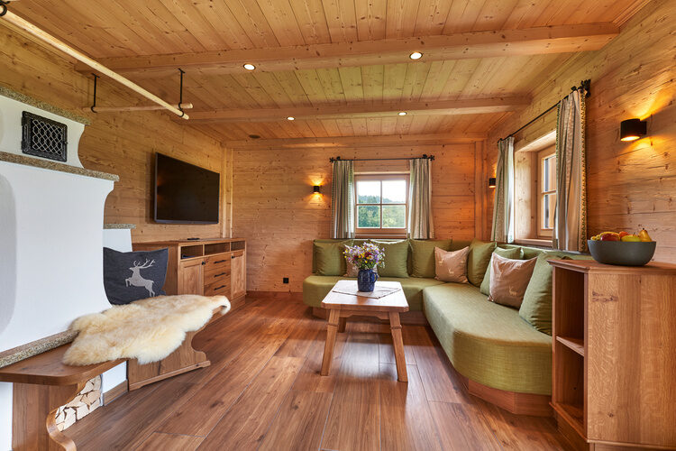 Ein geschmackvoll eingerichtetes Wohnzimmer im Chalet Wenighof mit einem Flachbildfernseher.