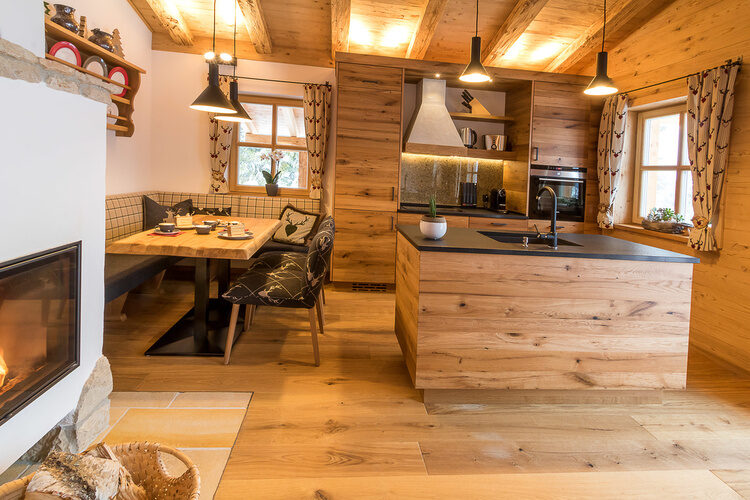 Eine gemütlich gestaltete Küche und Wohnzimmer im Chalet Das Wistlberg.