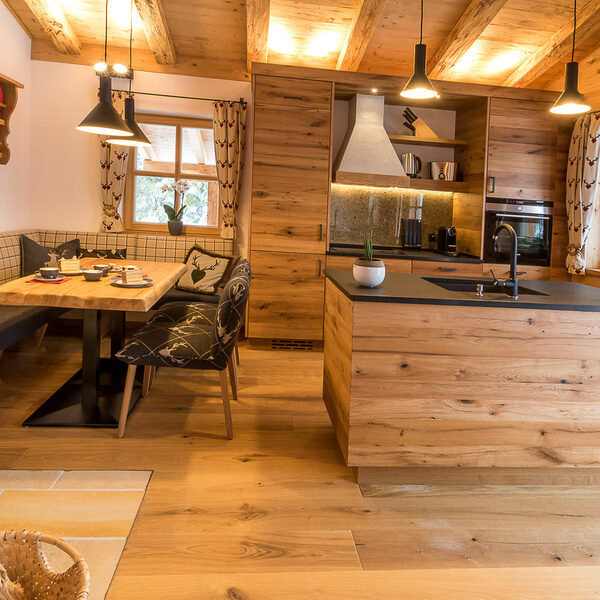Eine gemütlich gestaltete Küche und Wohnzimmer im Chalet Das Wistlberg.