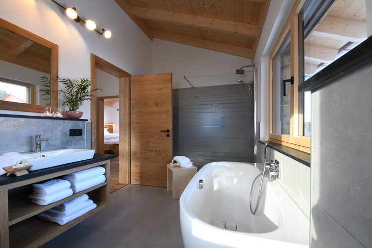 Das große, moderne Badezimmer der Kroner Chalets