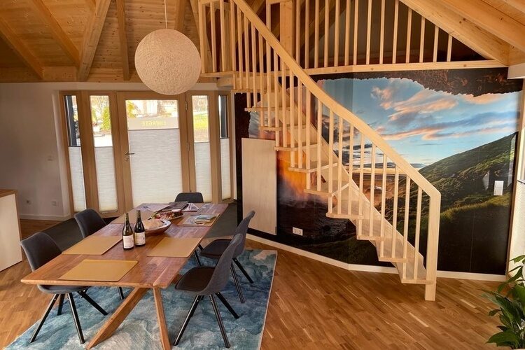 Das Esszimmer im Chalet mit der Treppe zur Galerie