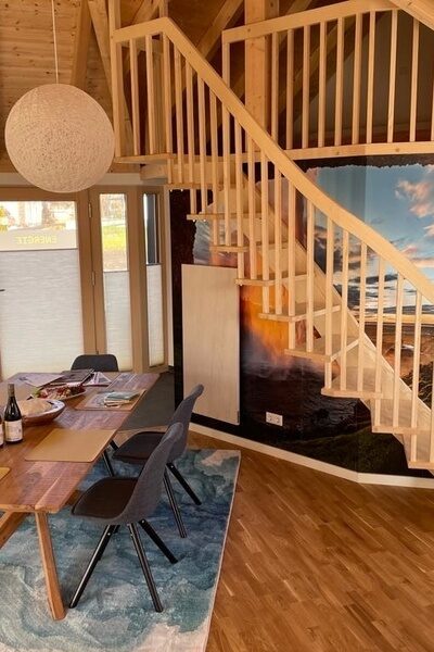 Das Esszimmer im Chalet mit der Treppe zur Galerie