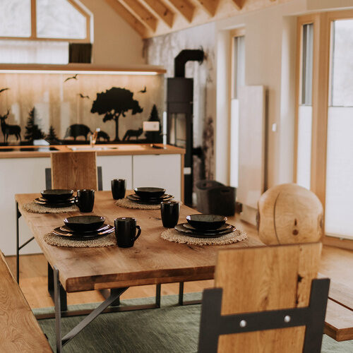 Ein stilvoll eingerichtetes Esszimmer mit Tisch und St&uuml;hlen im Im Waidlerland.