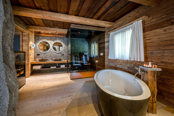Exklusives Chalet Bayern mit freistehender Badewanne, Sauna und Waschbereich mit zwei Steinwaschbecken