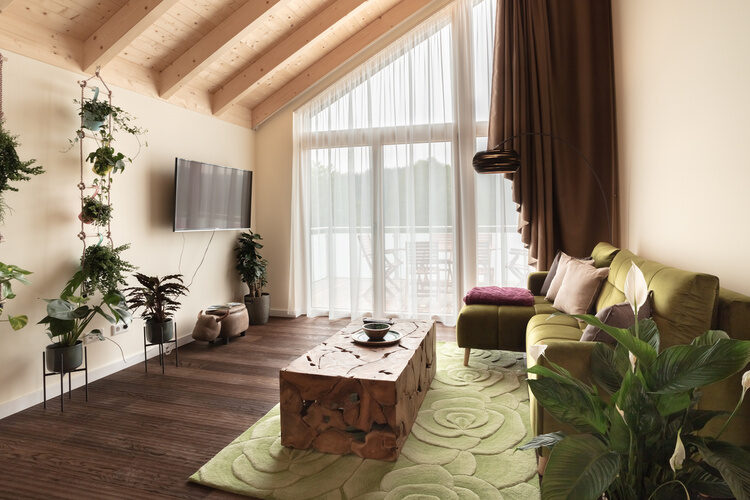 Das Sofa bietet den perfekten Platz um zwischen Zimmerpflanzen erhellt durch das große Fenster Fernseher zu schauen.