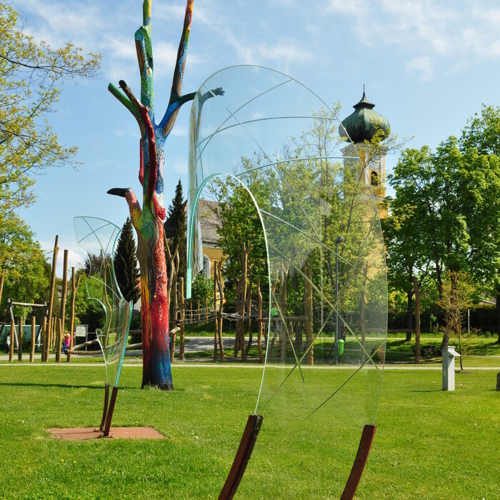 Eine Glasskulptur steht in der Mitte eines Parks in Frauenau.