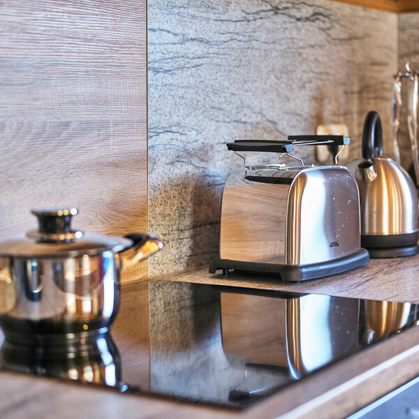 Eine mit Kochgeschirr ausgestattete Küchentheke im Chalet Blumental.