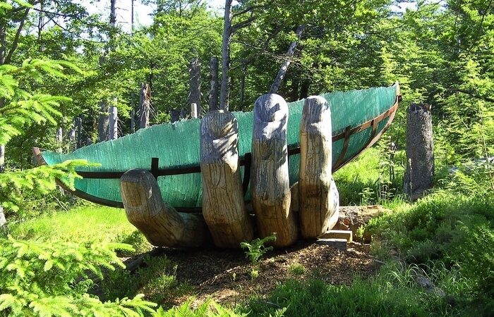 Die Glas Arche am Lusen auf einer gro&szlig;en Holzhand