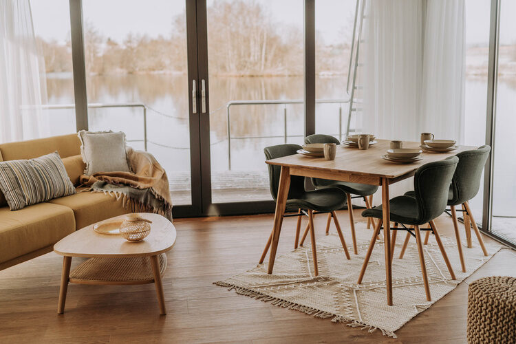 Ein stilvoll eingerichtetes Wohnzimmer im Im Waidlerland mit gro&szlig;em Sofa und Couchtisch.