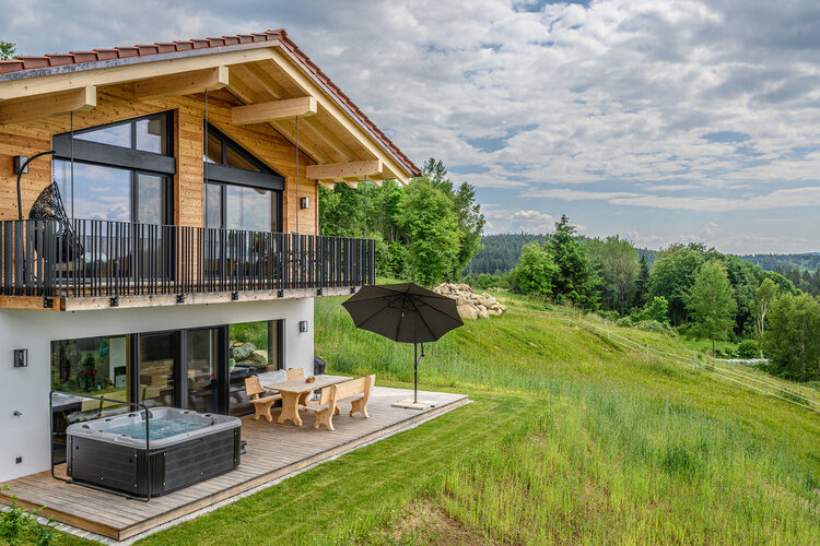 Das charmantes Haus mit einem Balkon und einem Whirlpool