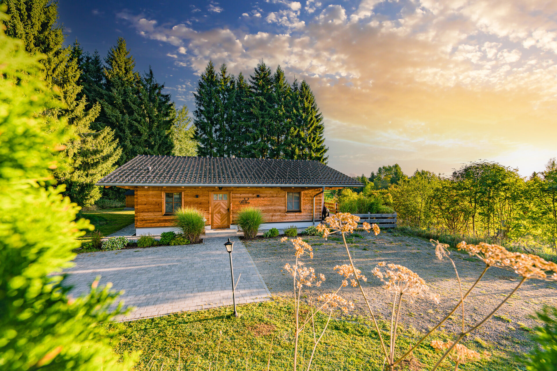 Das Chalet 'Das Wistlberg' umgeben von einer Vielfalt an Bäumen und Sträuchern.