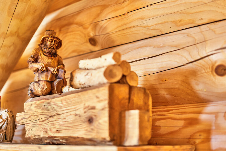 Eine Holzfigur von einem Mann auf einem Regal im Bayerischen Wald