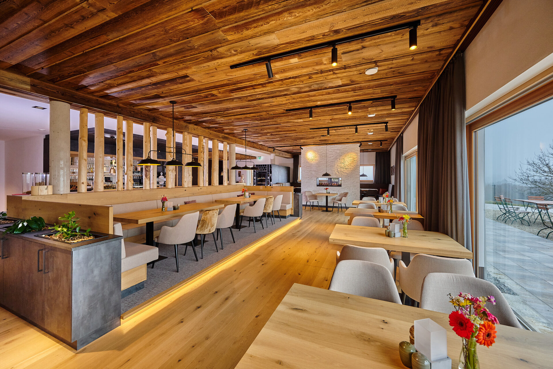 Ein eleganter Holztisch im Esszimmer des Hotels, perfekt für ein winterliches Dinner im Resort Laumertal.