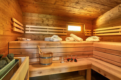 Eine Sauna mit Holzw&auml;nden und Holzb&auml;nken in den Traumh&uuml;tten f&uuml;r Zwoa