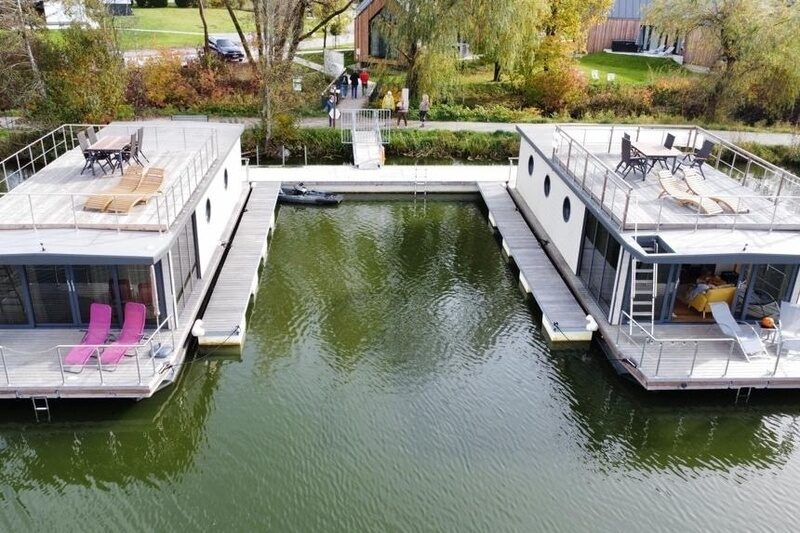 Die zwei buchbaren Hausboote auf dem See im Waidlerland.