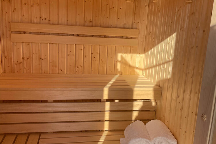 Eine h&ouml;lzerne Sauna mit zwei B&auml;nken Im Waidlerland.