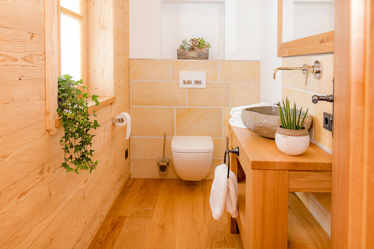 Ein elegantes Badezimmer in Das Wistlberg mit natürlichen Fliesen und moderner Innenausstattung.