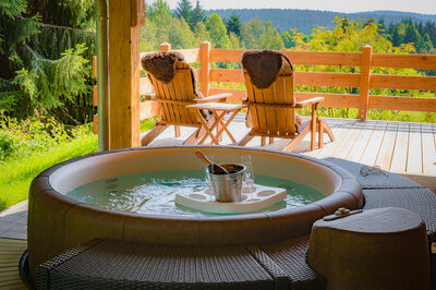Der Whirlpool auf einem Holzboden im Das Wistlberg.