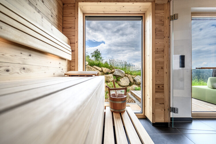 Die große Sauna mit einer Glaswand im Bayerischen Wald.