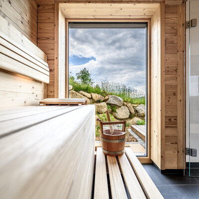 Die große Sauna mit einer Glaswand im Bayerischen Wald.