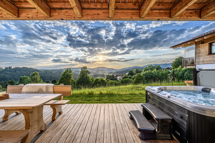 Der Whirlpool auf dem Holzdeck der Kroner Chalets ist die perfekte Ergänzung zum Landurlaub