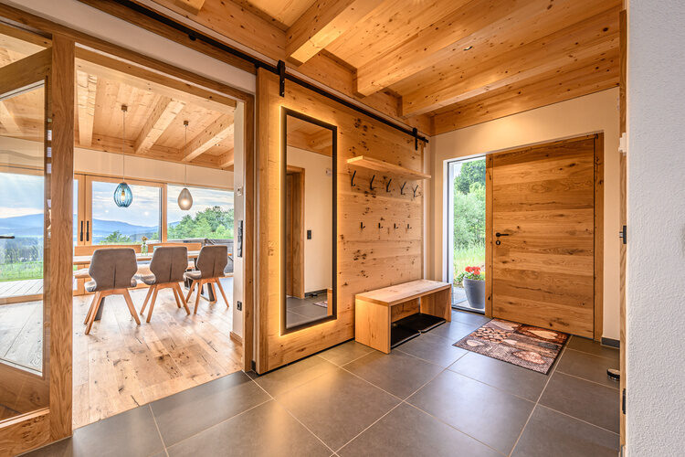 Ein stilvoll eingerichtetes Wohnzimmer im Kroner Chalet mit Schiebetüren.