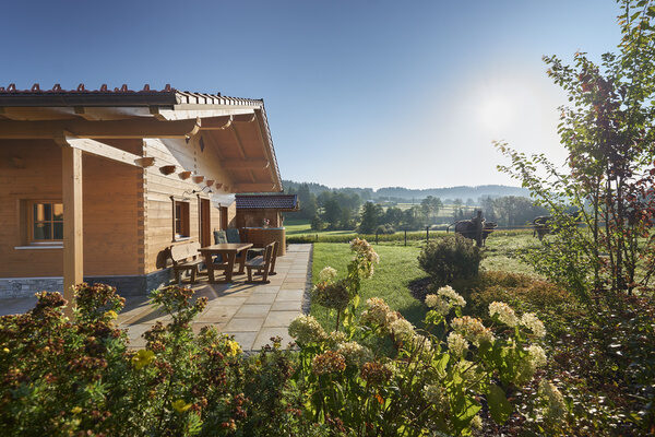 Ein liebevoll gestaltetes Chalet mit Blumen im Vordergrund auf dem Wenighof.
