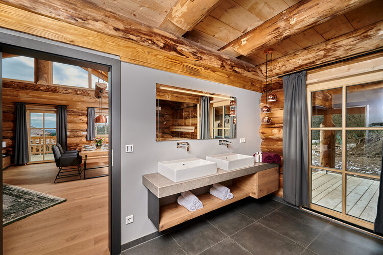Das Doppelwaschbecken im Top Chalet mit einem großen Spiegel