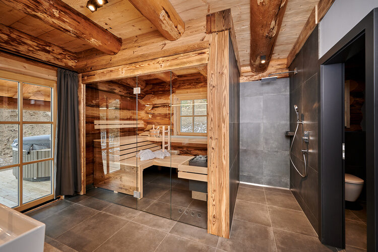 Das Badezimmer des Luxus Chalets beinhaltet sogar eine Sauna