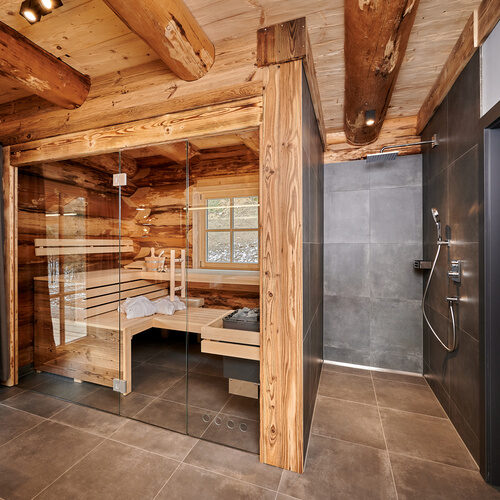 Das Badezimmer des Luxus Chalets beinhaltet sogar eine Sauna