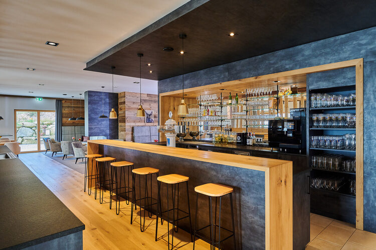 Die große Bar im Laumertal Chalet in Bayern mit modernem Design