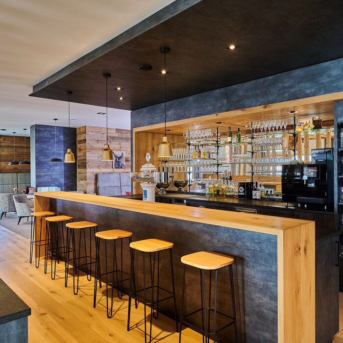 Die große Bar im Laumertal Chalet in Bayern mit modernem Design