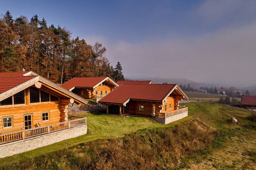 Die Laumertal Chalets auf dem Hügel in Brennberg.