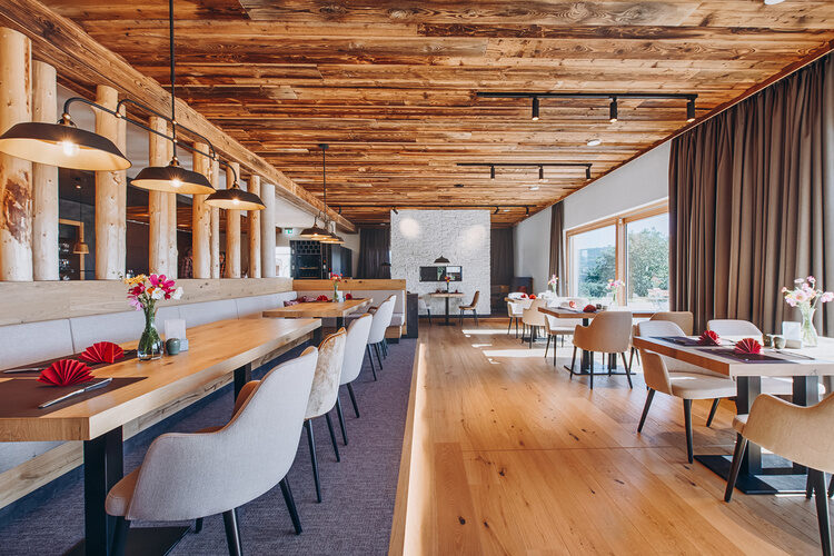 Ein elegantes Restaurant mit Tischen und Stühlen im Laumertal.