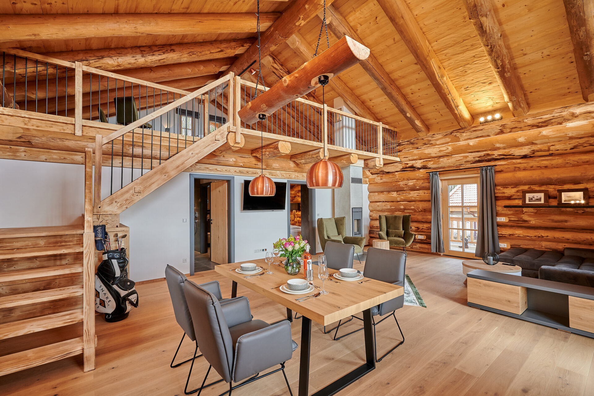 Das Erdgeschoss des Chalets im bayerischen Wald vereint Design mit natürlichen Materialien.