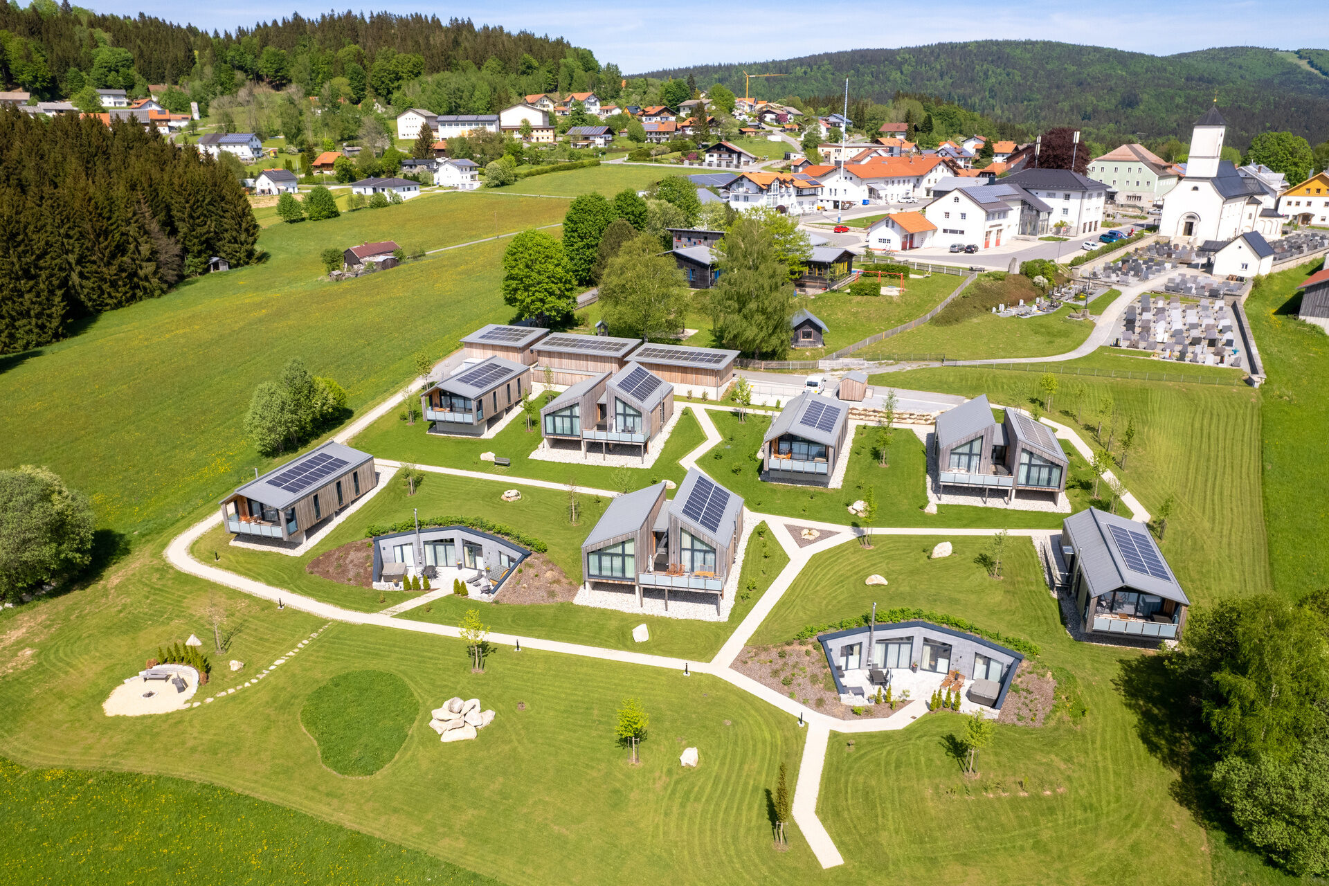 Eine Luftaufnahme des modernen Chaletdorfs.
