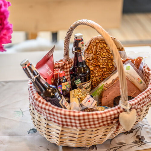 Ein Picknickkorb auf dem Tisch im Kroner Chalets.