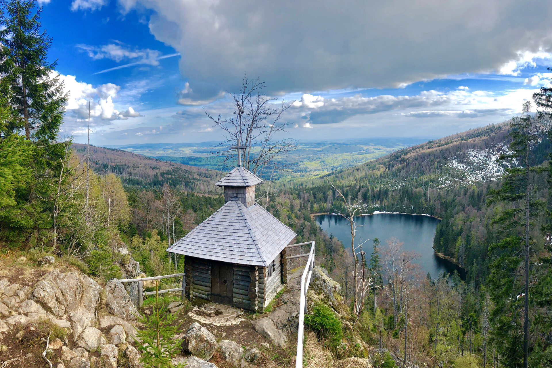 Ein malerischer Blick auf die Rachelkapelle im Nationalpark Bayerischer Wald mit See im Hintergrund