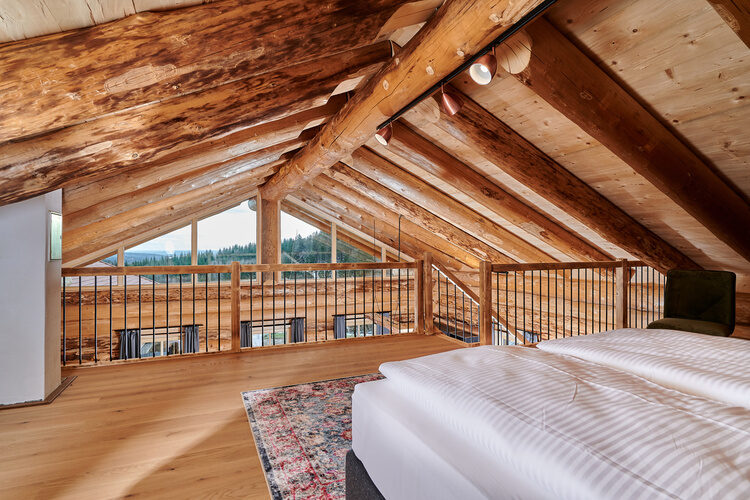 Der Blick aus dem Bett des Top Chalets von der Galerie aus dem Fenster über den Bayerischen Wald
